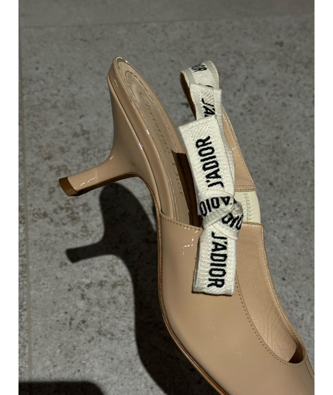 CHRISTIAN DIOR Бежевые лодочки на низком каблуке из лакированной кожи, фото 4