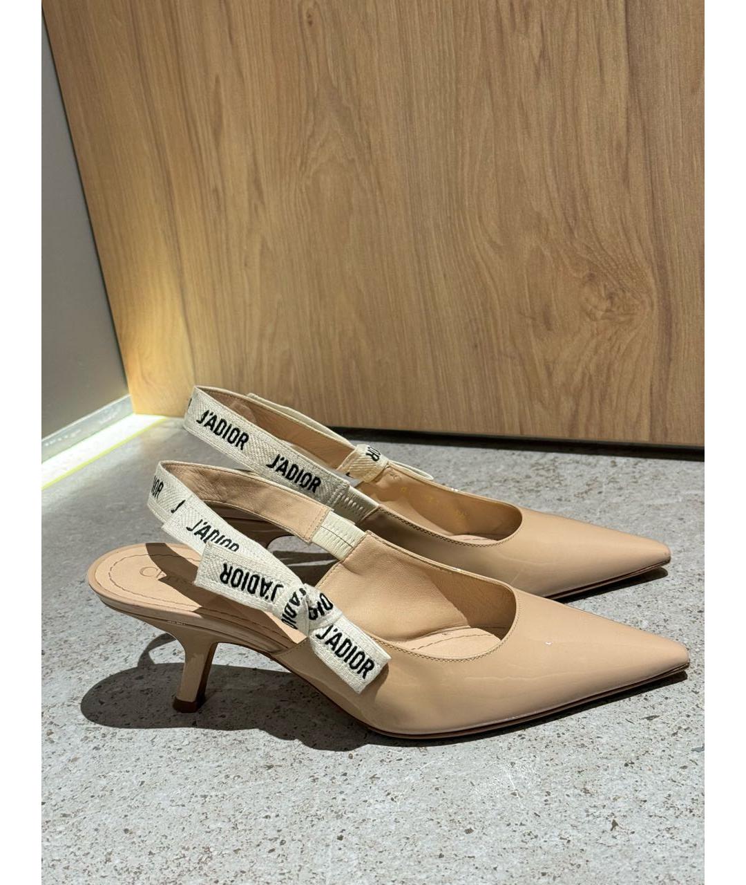 CHRISTIAN DIOR Бежевые лодочки на низком каблуке из лакированной кожи, фото 7
