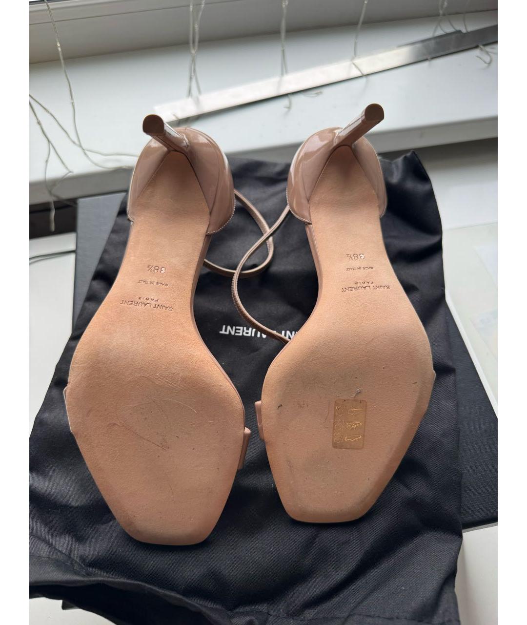 SAINT LAURENT Бежевые босоножки из лакированной кожи, фото 6