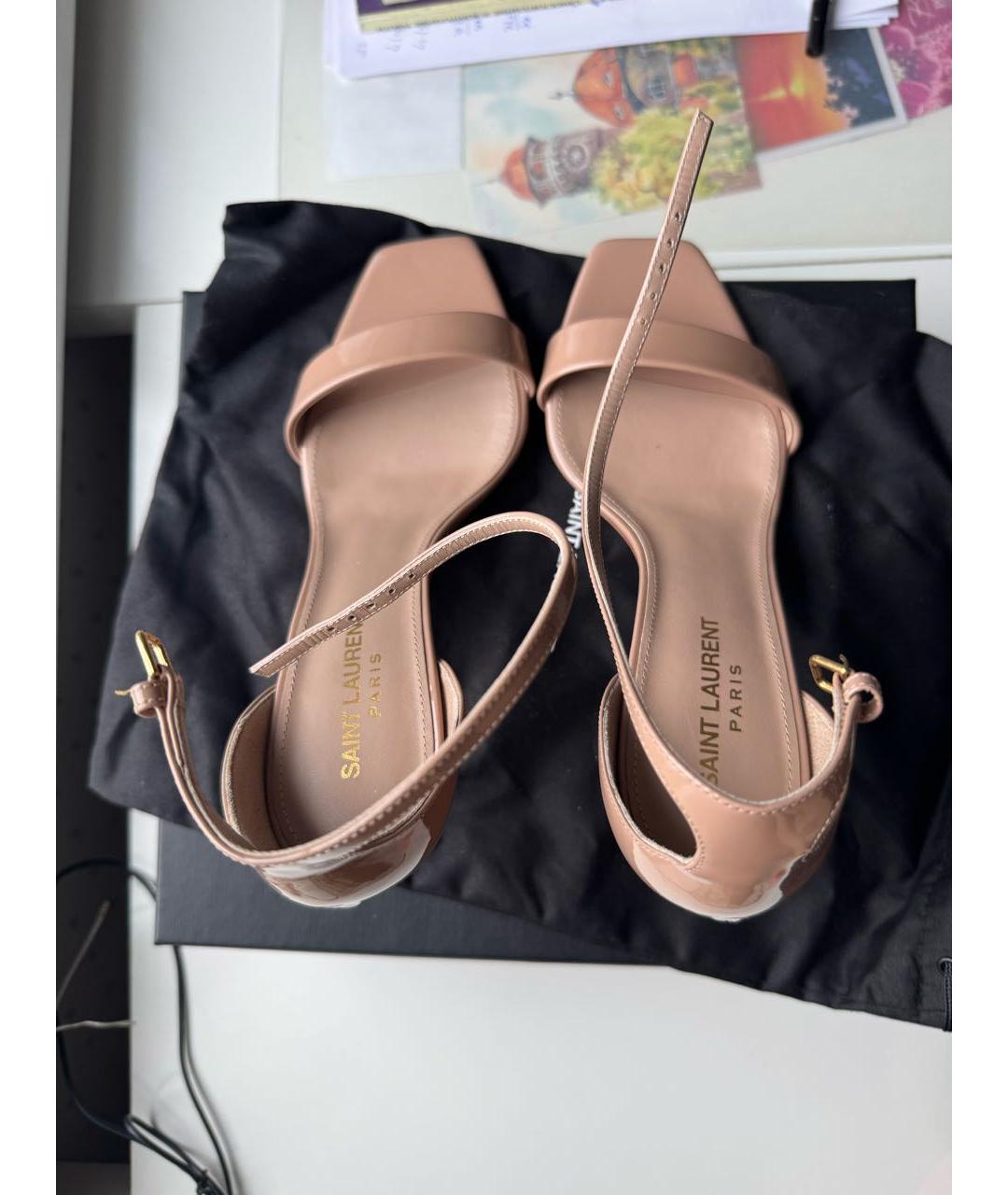 SAINT LAURENT Бежевые босоножки из лакированной кожи, фото 3