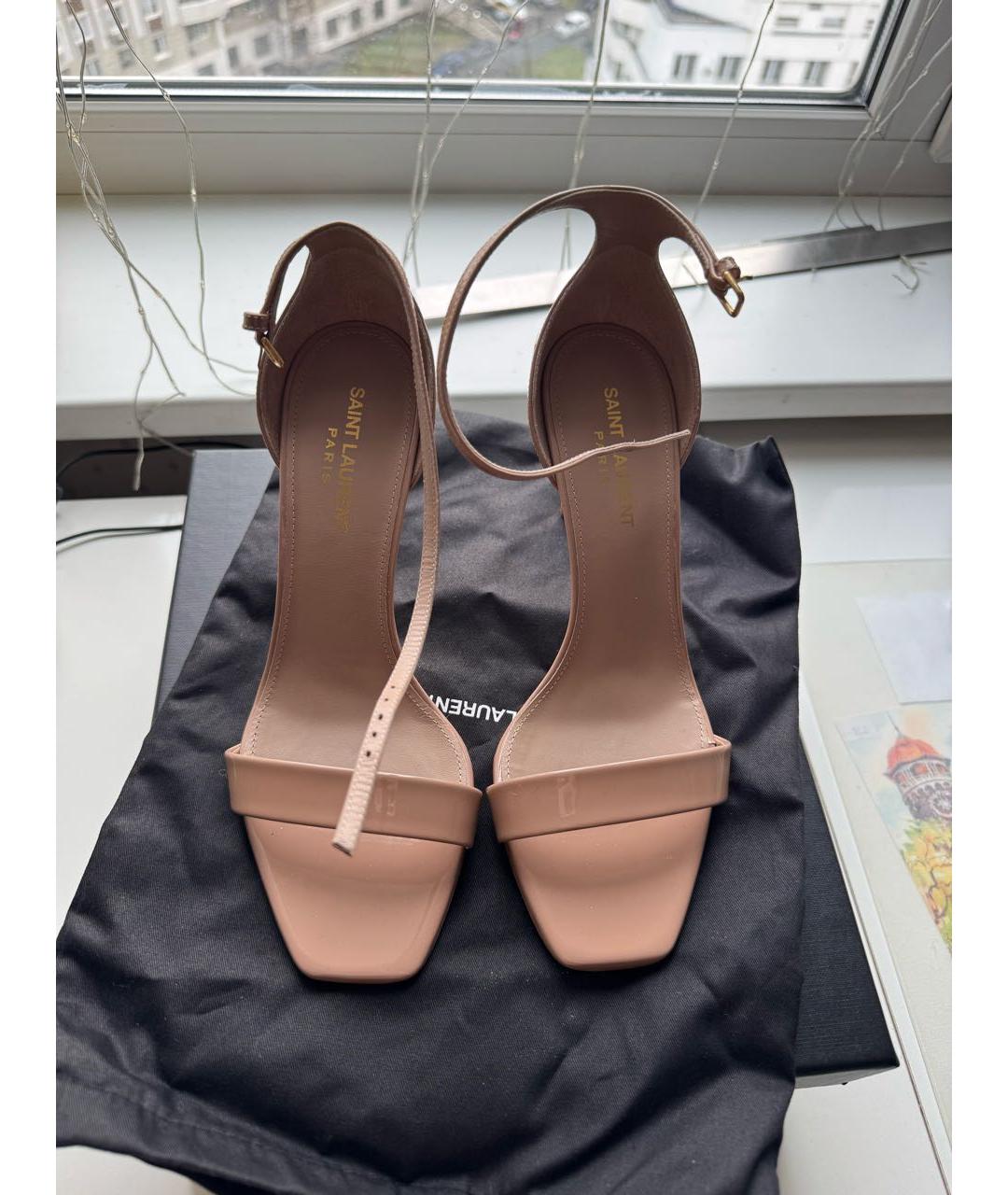 SAINT LAURENT Бежевые босоножки из лакированной кожи, фото 2