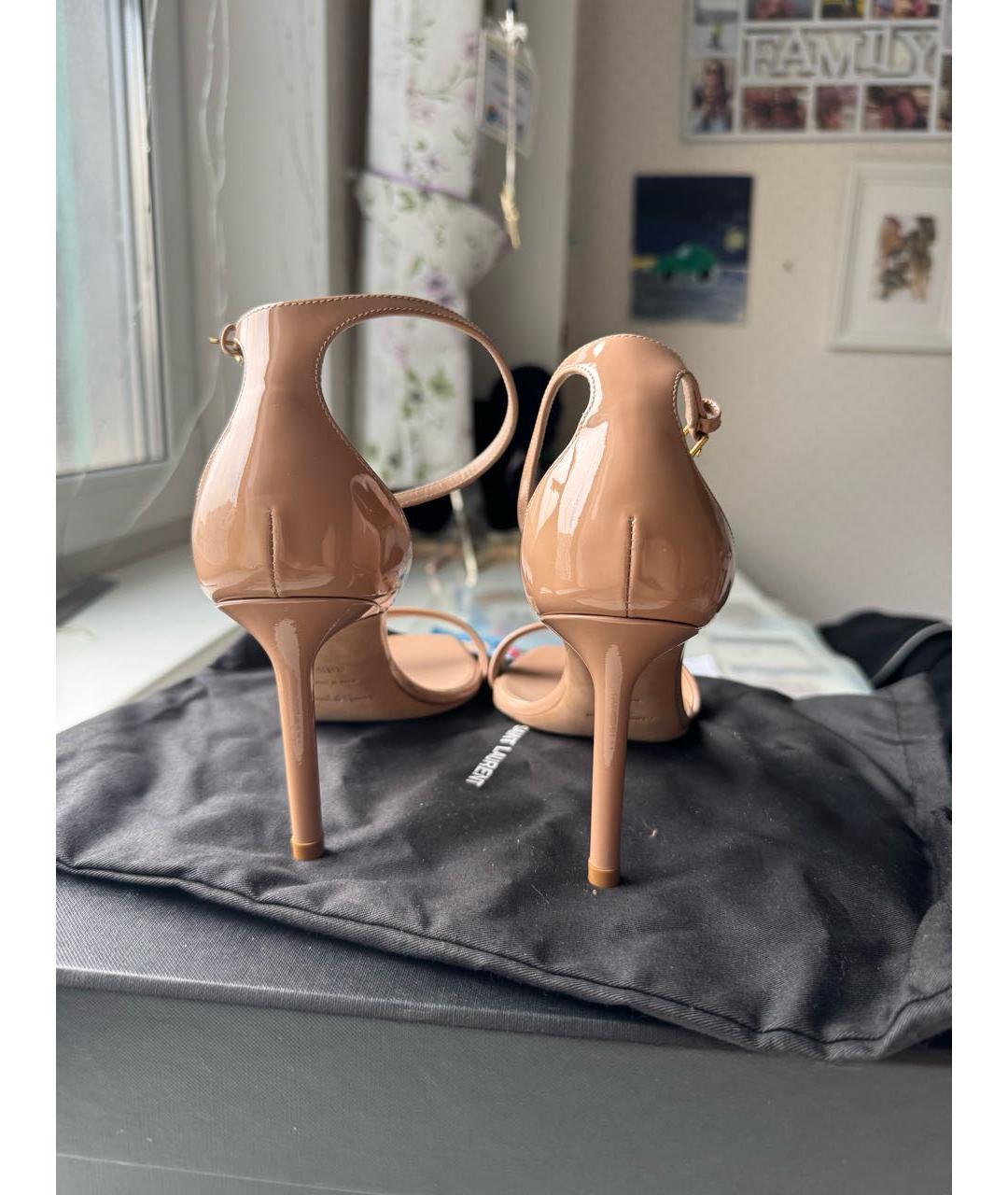 SAINT LAURENT Бежевые босоножки из лакированной кожи, фото 4