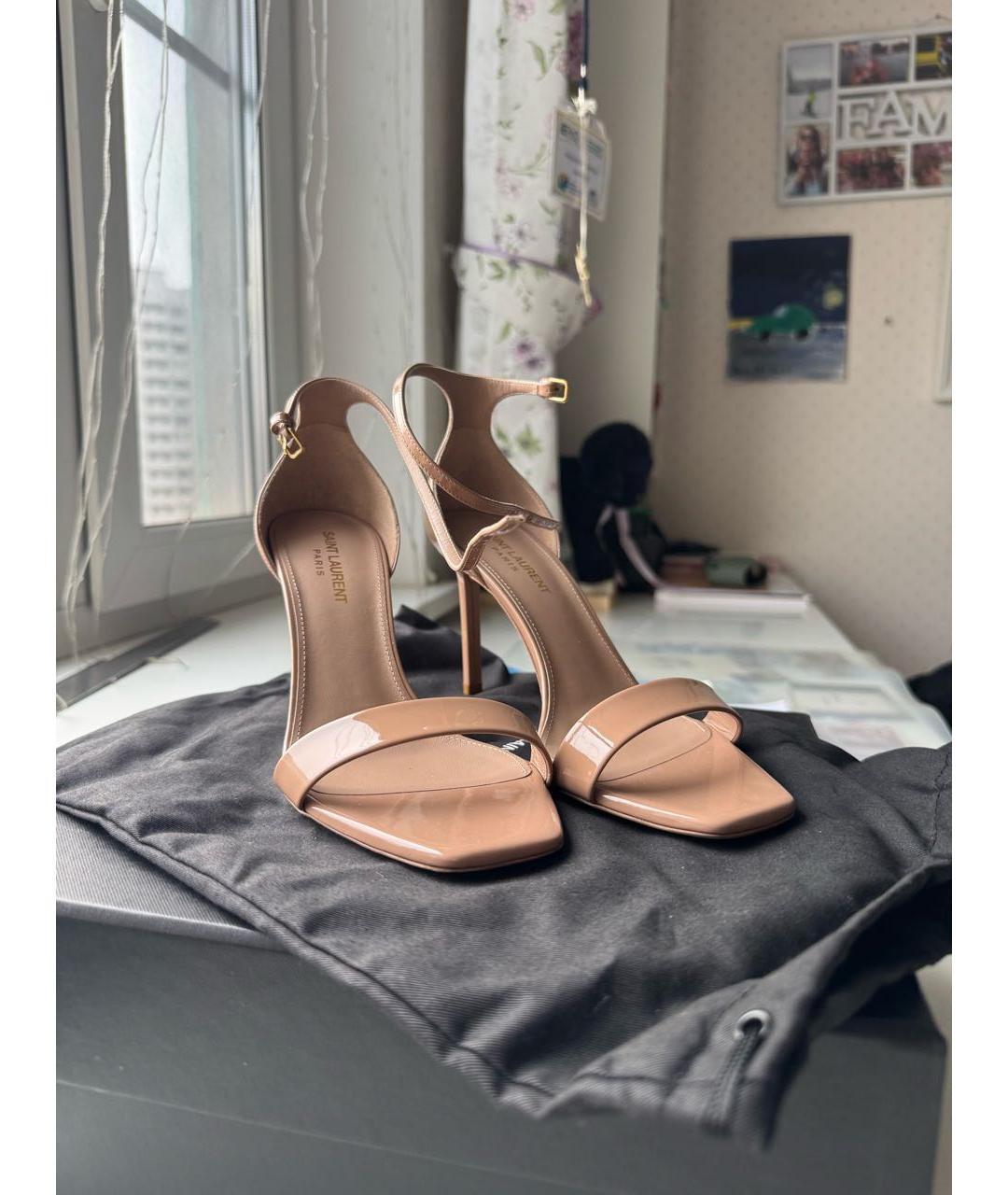 SAINT LAURENT Бежевые босоножки из лакированной кожи, фото 5