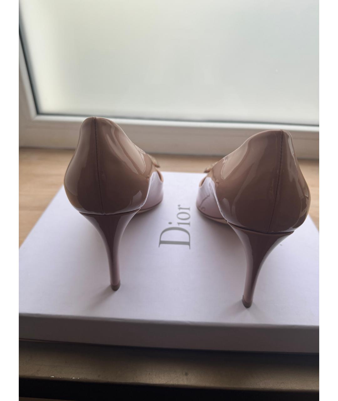 CHRISTIAN DIOR Бежевые туфли из лакированной кожи, фото 4