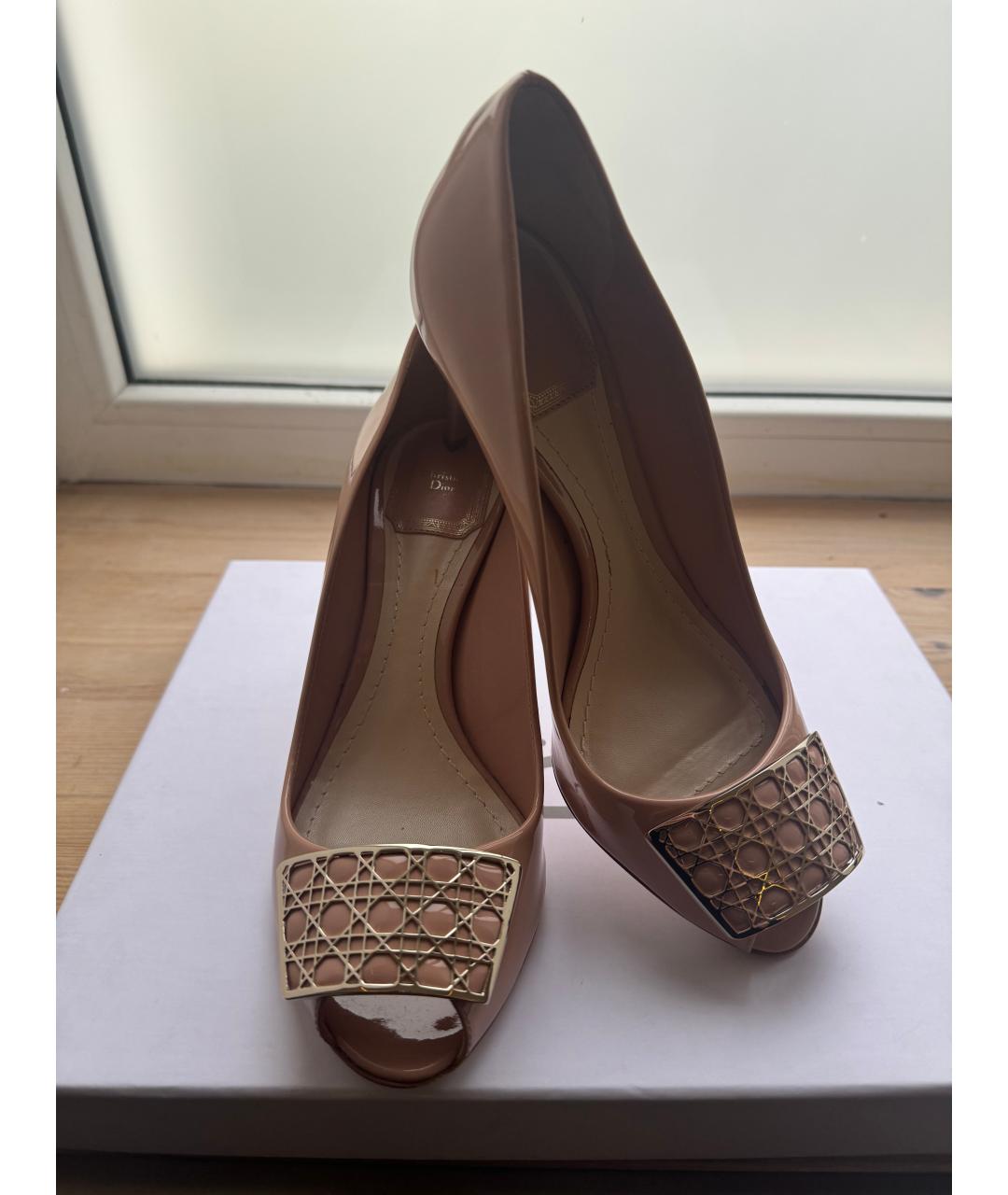 CHRISTIAN DIOR Бежевые туфли из лакированной кожи, фото 6