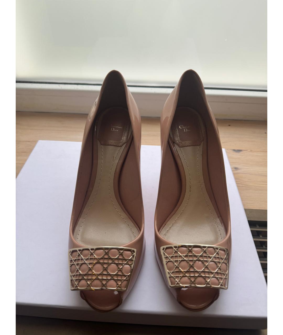 CHRISTIAN DIOR Бежевые туфли из лакированной кожи, фото 2