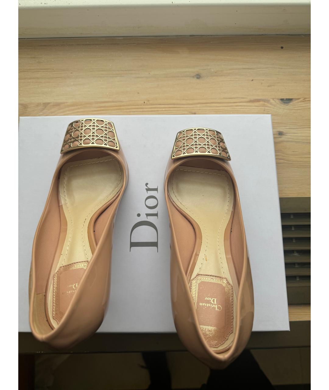 CHRISTIAN DIOR Бежевые туфли из лакированной кожи, фото 3