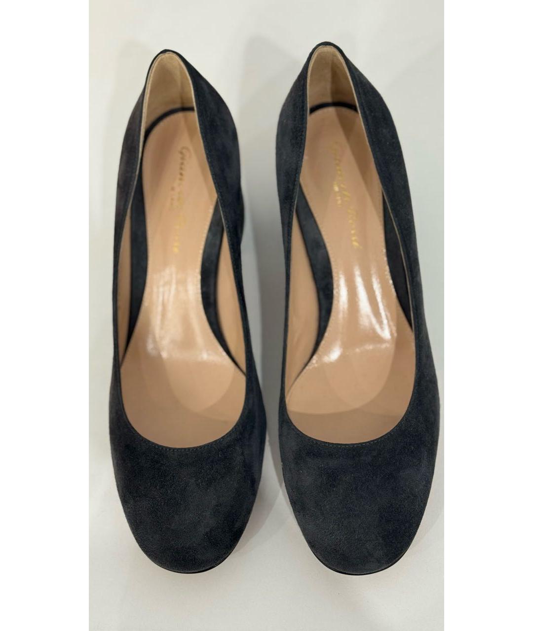 GIANVITO ROSSI Антрацитовые замшевые туфли, фото 2