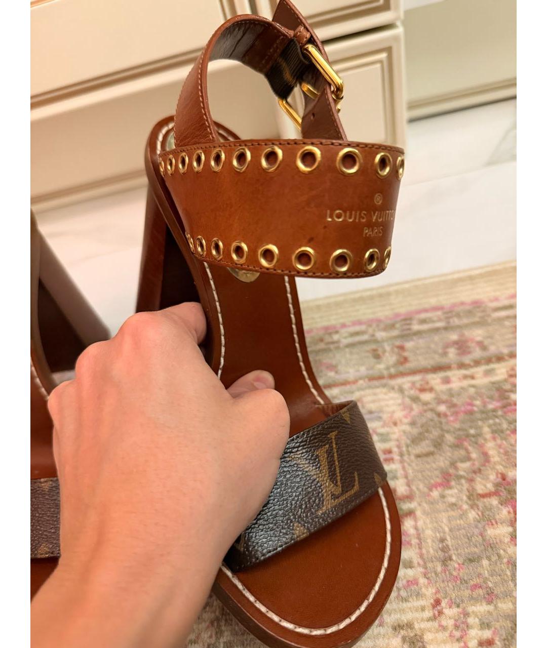 LOUIS VUITTON Коричневые кожаные босоножки, фото 4