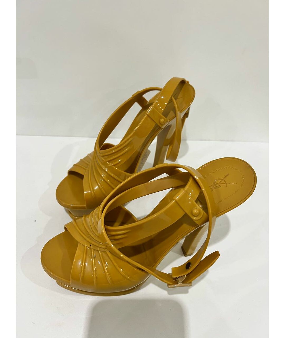 SAINT LAURENT Горчичные резиновые босоножки, фото 3