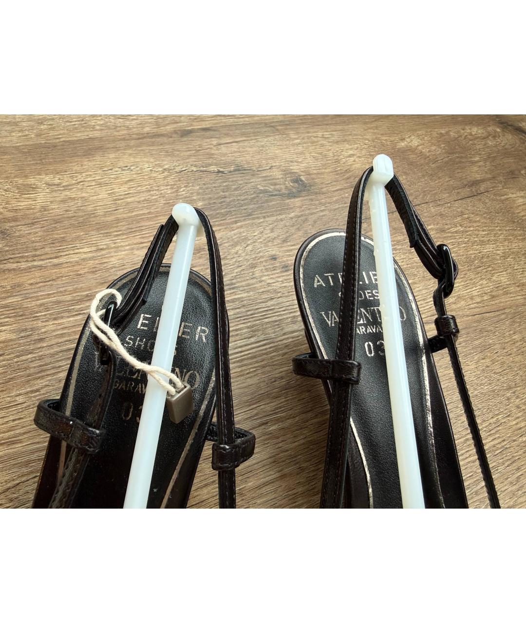 VALENTINO Черные кожаные лодочки на низком каблуке, фото 5