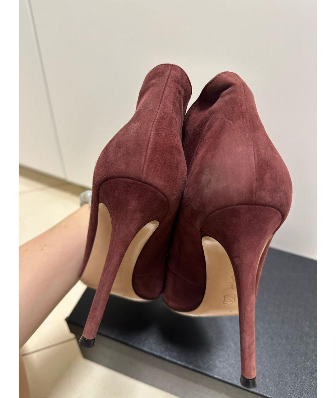 GIANVITO ROSSI Бордовые замшевые ботильоны, фото 7