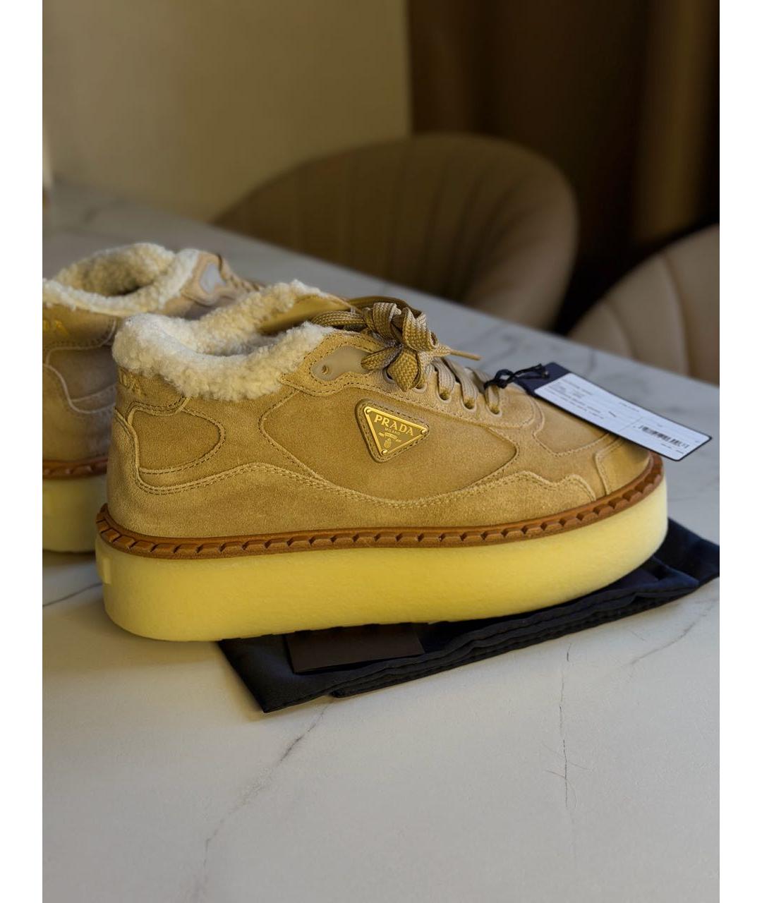PRADA Бежевые замшевые кроссовки, фото 3