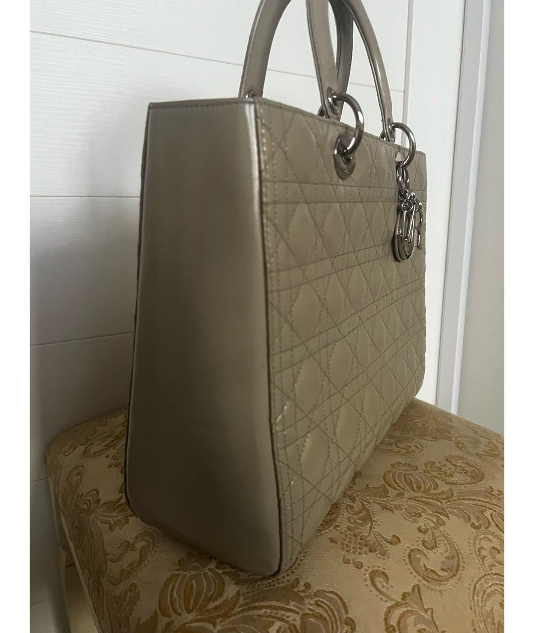 CHRISTIAN DIOR Бежевая сумка с короткими ручками из лакированной кожи, фото 2