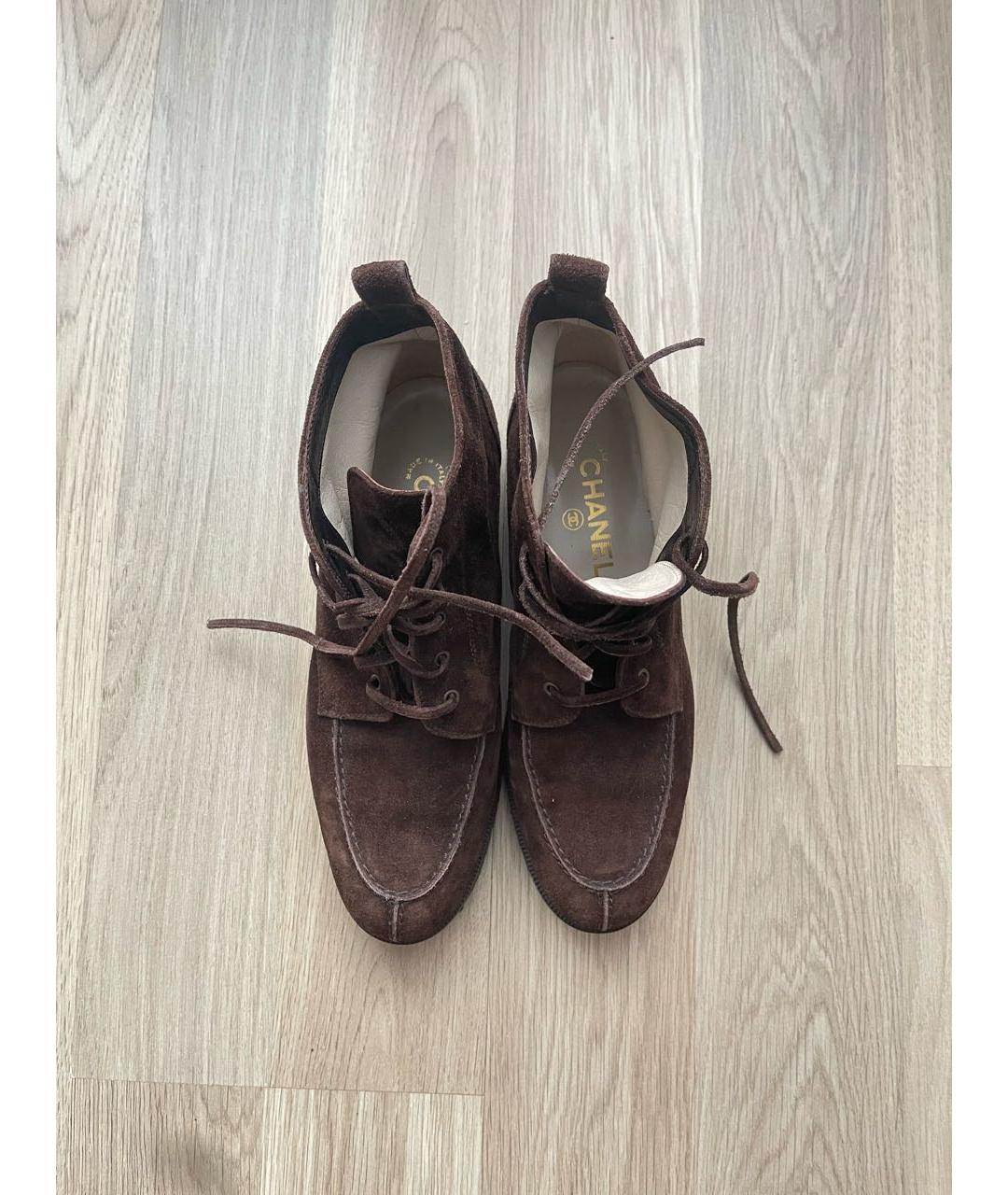 CHANEL Коричневые замшевые ботинки, фото 2