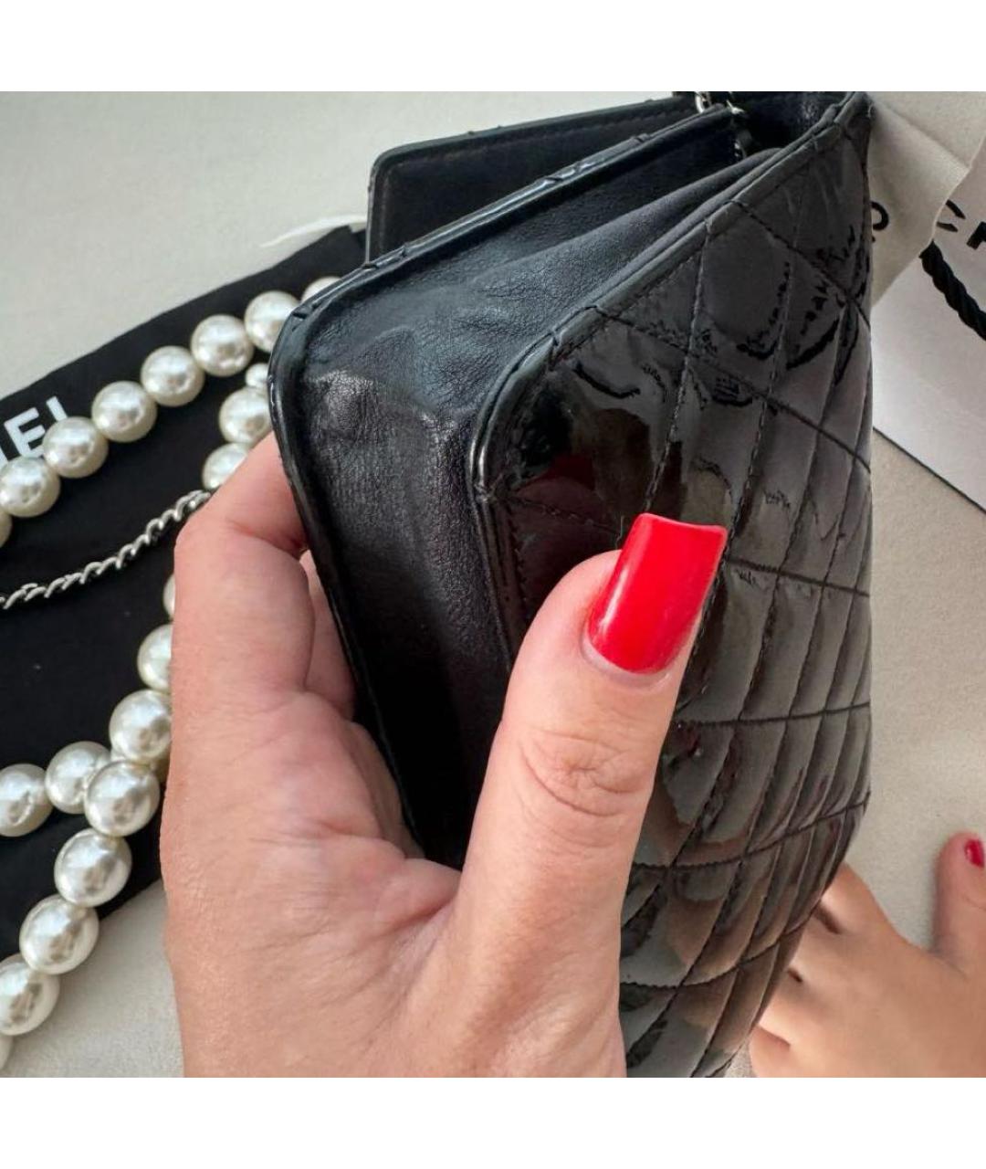 CHANEL Черная сумка через плечо из лакированной кожи, фото 4