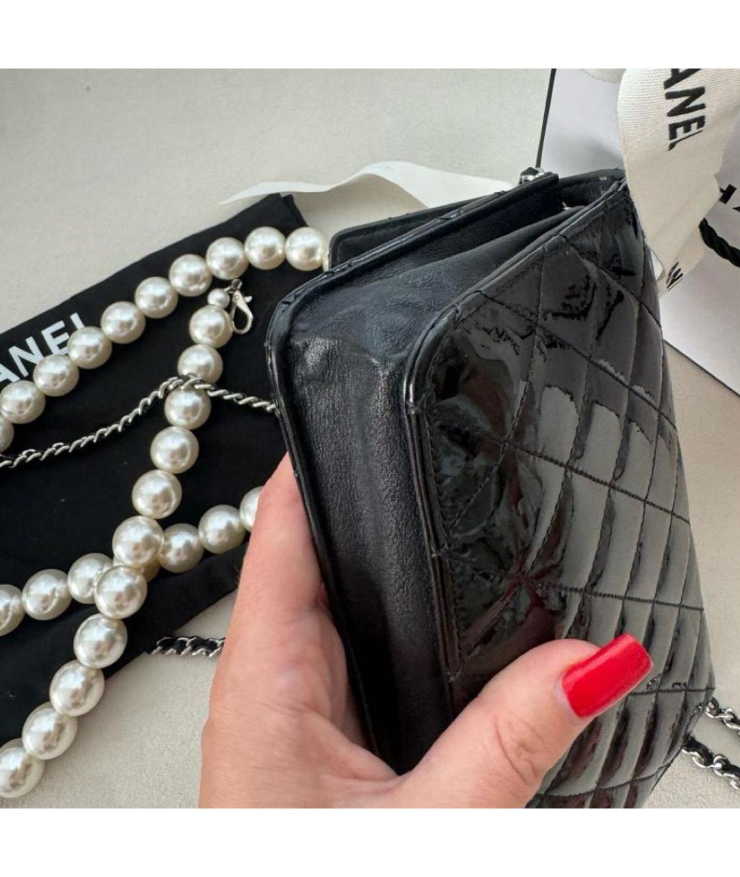 CHANEL Черная сумка через плечо из лакированной кожи, фото 5