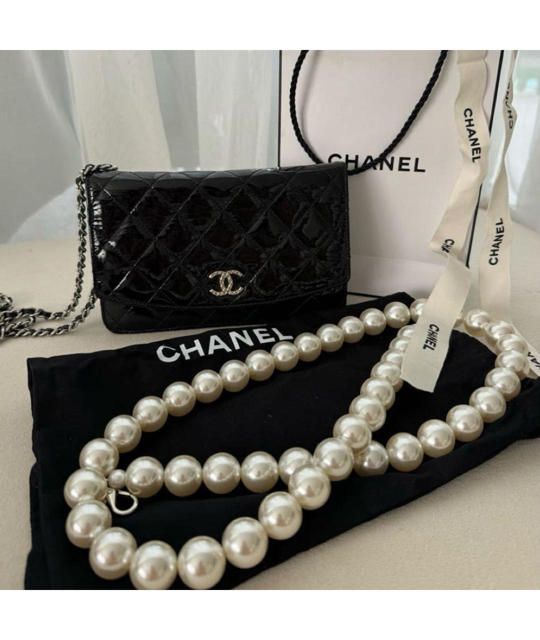 CHANEL Черная сумка через плечо из лакированной кожи, фото 2