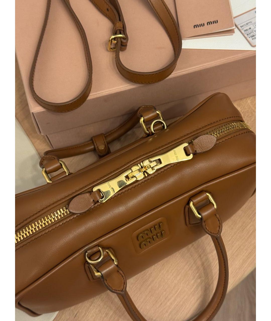 MIU MIU Коричневая кожаная сумка с короткими ручками, фото 6