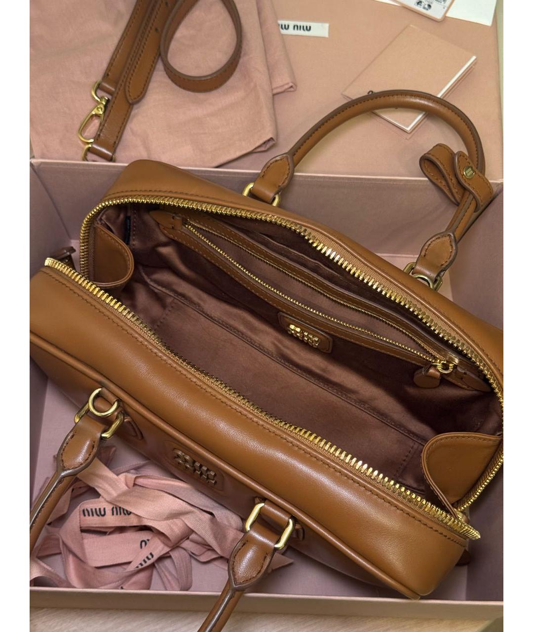 MIU MIU Коричневая кожаная сумка с короткими ручками, фото 3