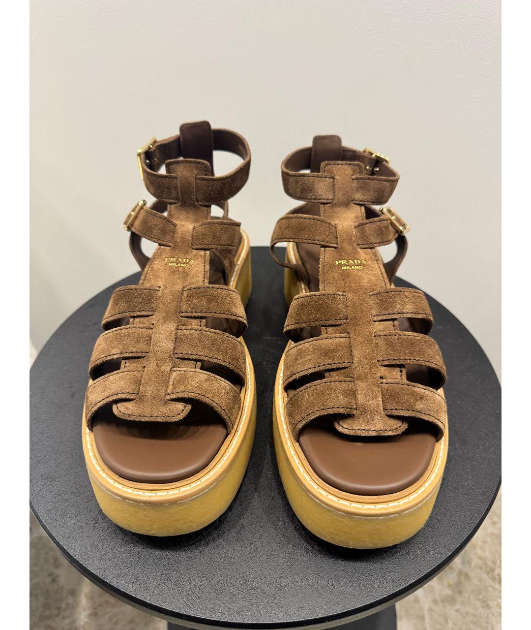 PRADA Коричневые замшевые сандалии, фото 2