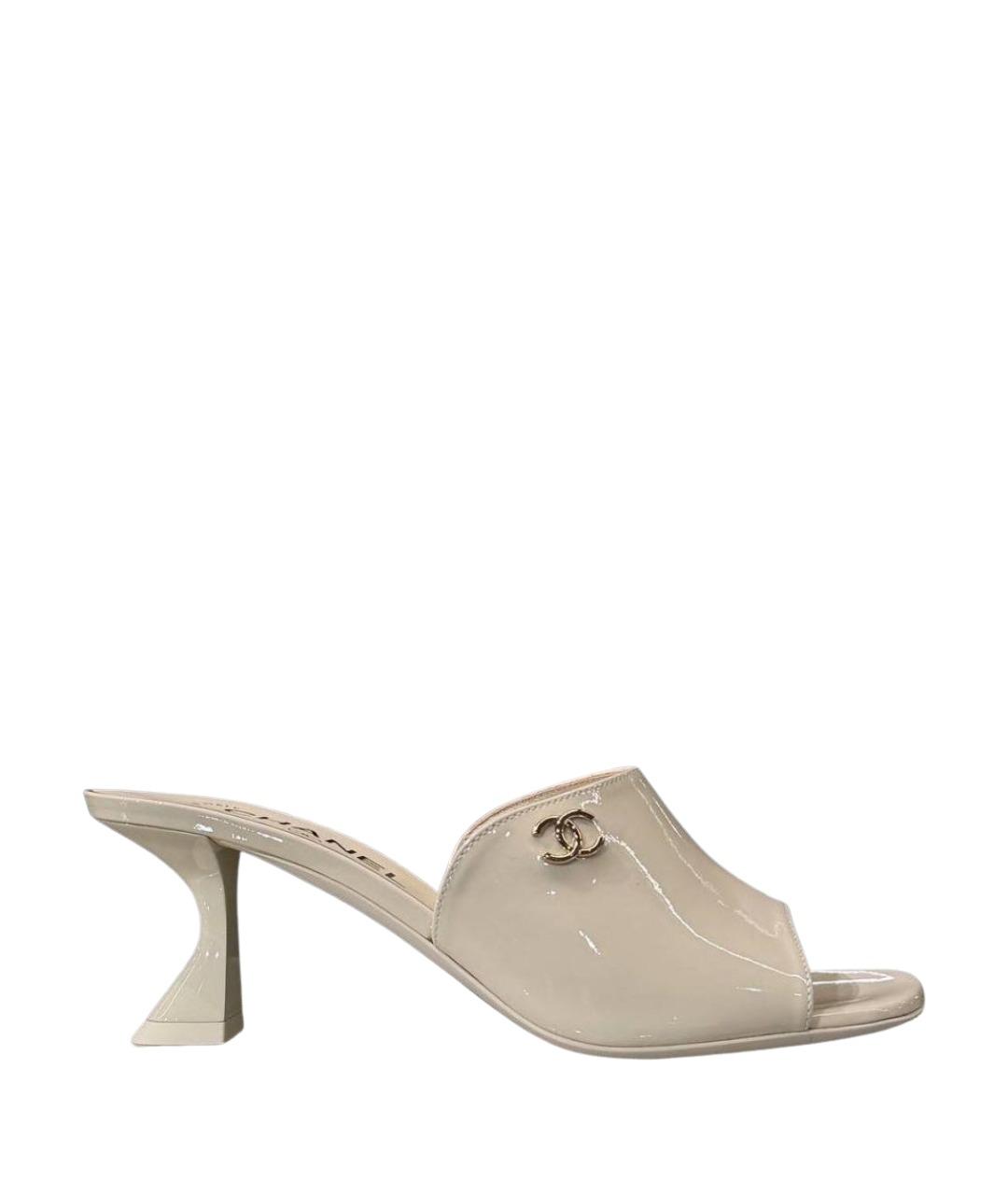 CHANEL Бежевые мюли из лакированной кожи, фото 1