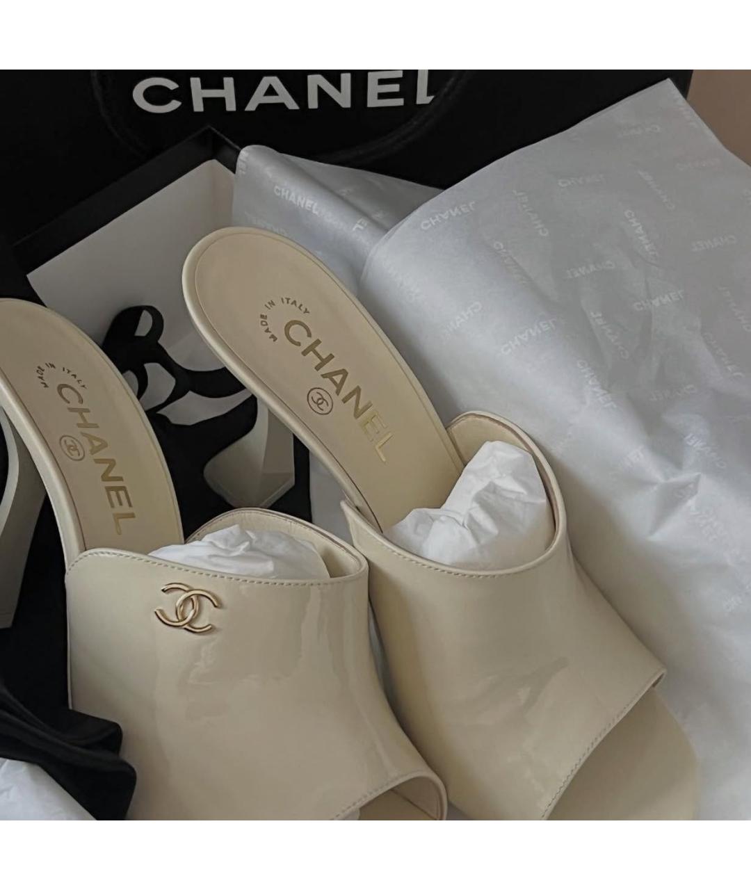 CHANEL Бежевые мюли из лакированной кожи, фото 2