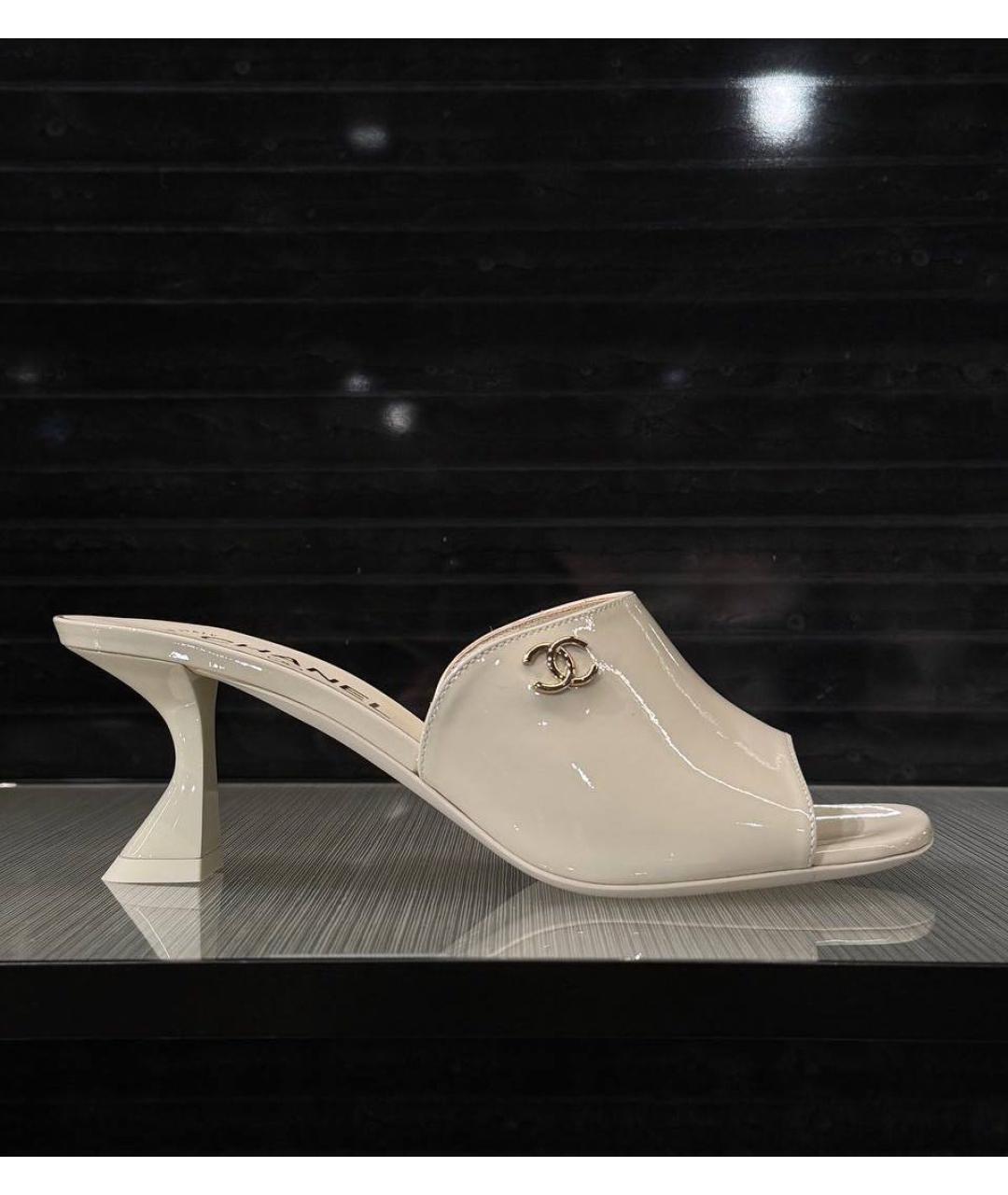 CHANEL Бежевые мюли из лакированной кожи, фото 3