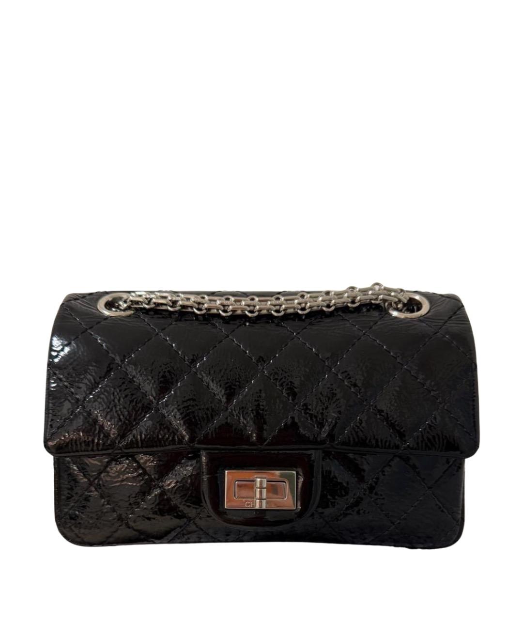 CHANEL Черная сумка через плечо из лакированной кожи, фото 1