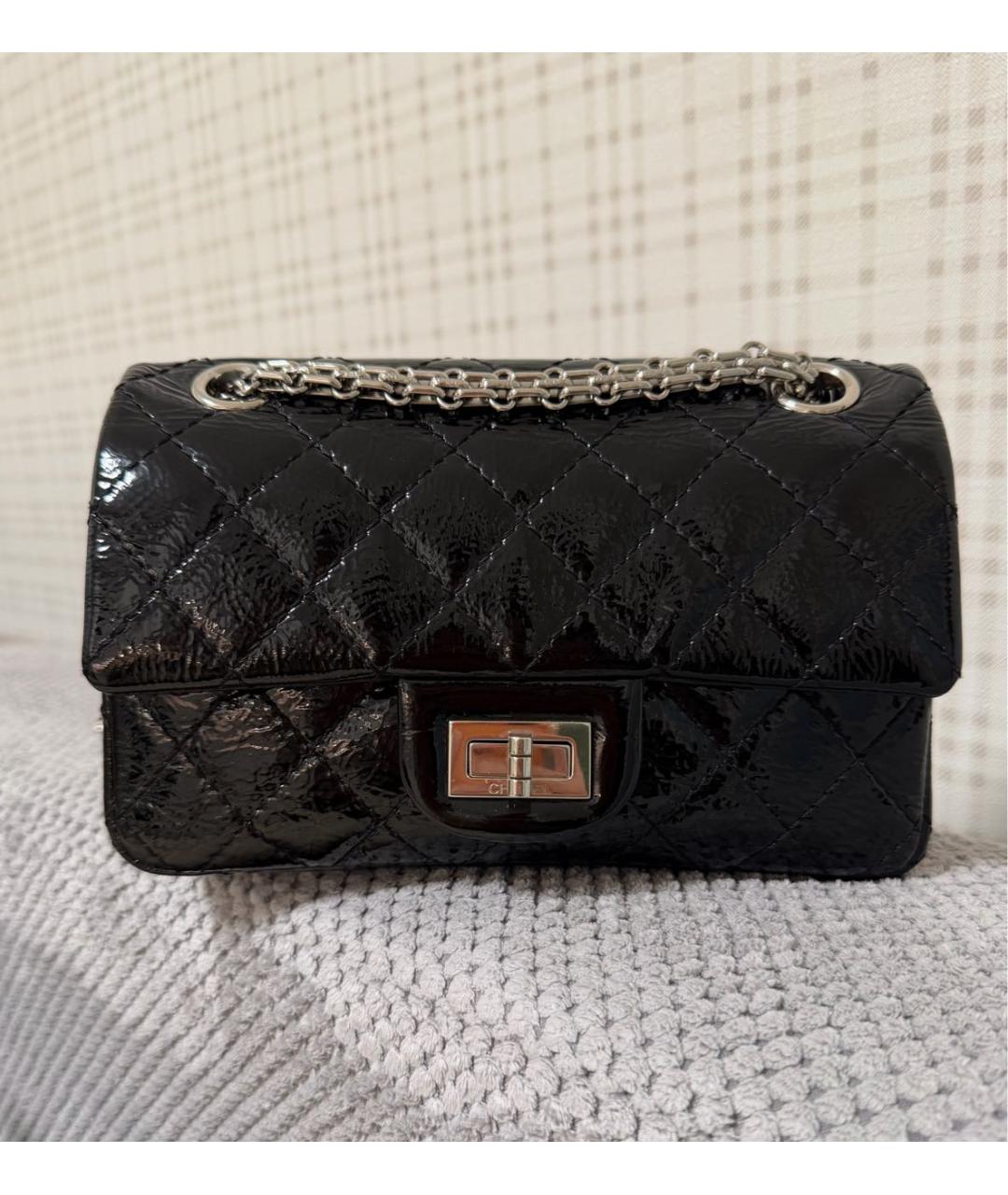 CHANEL Черная сумка через плечо из лакированной кожи, фото 9