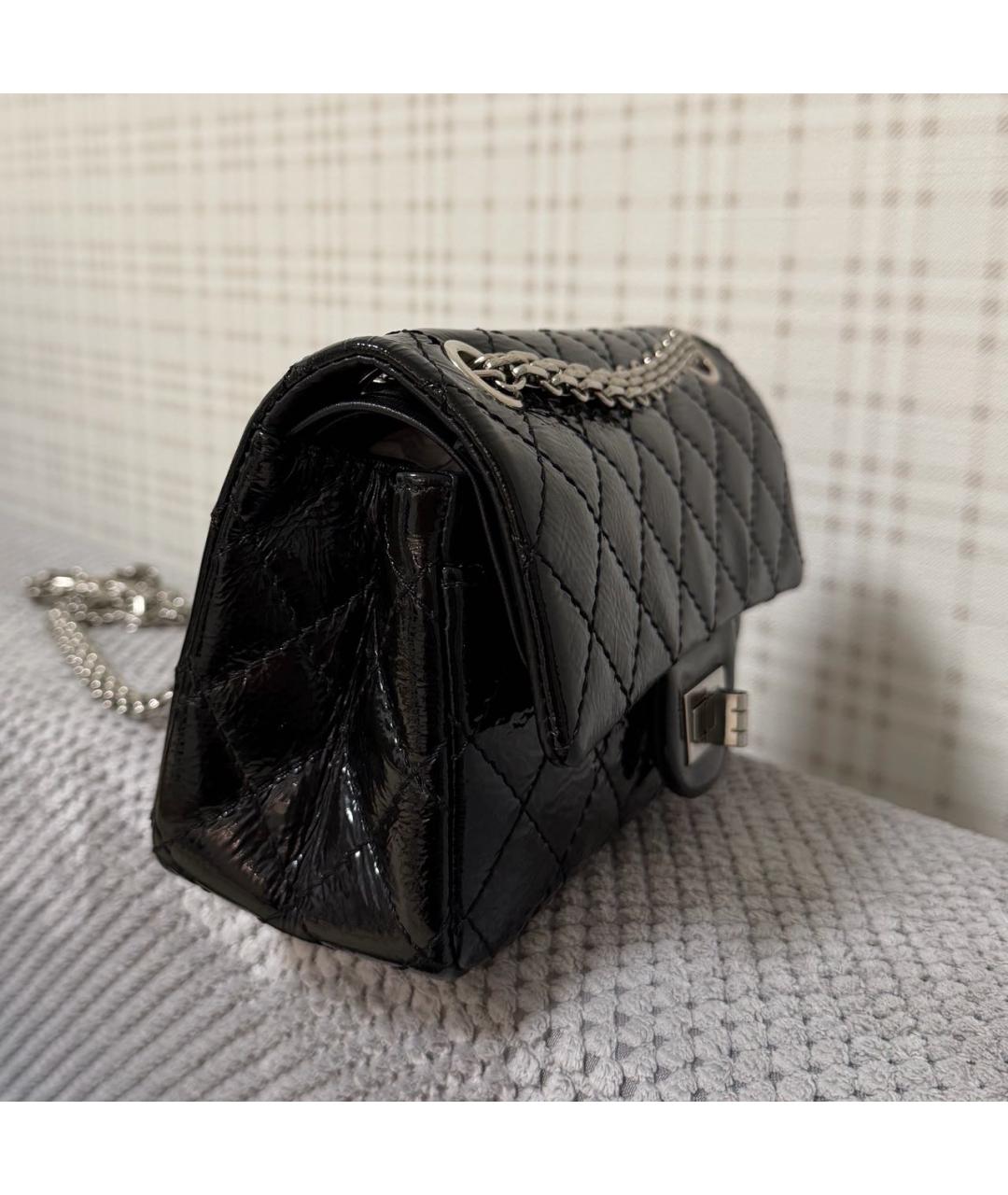 CHANEL Черная сумка через плечо из лакированной кожи, фото 3