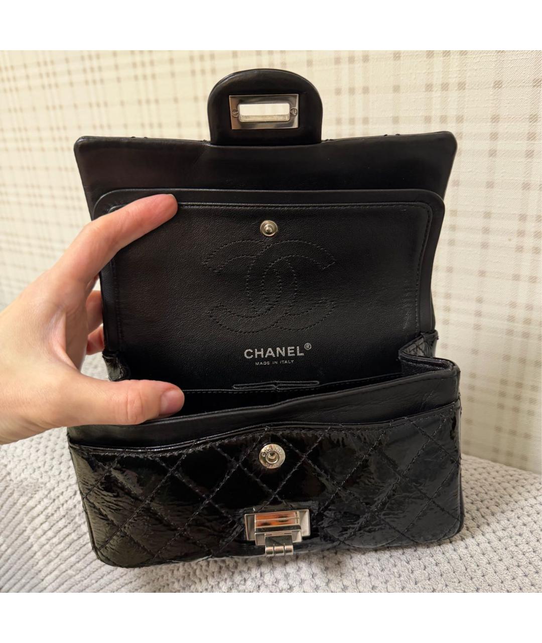 CHANEL Черная сумка через плечо из лакированной кожи, фото 4