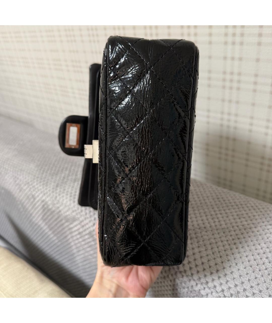 CHANEL Черная сумка через плечо из лакированной кожи, фото 5