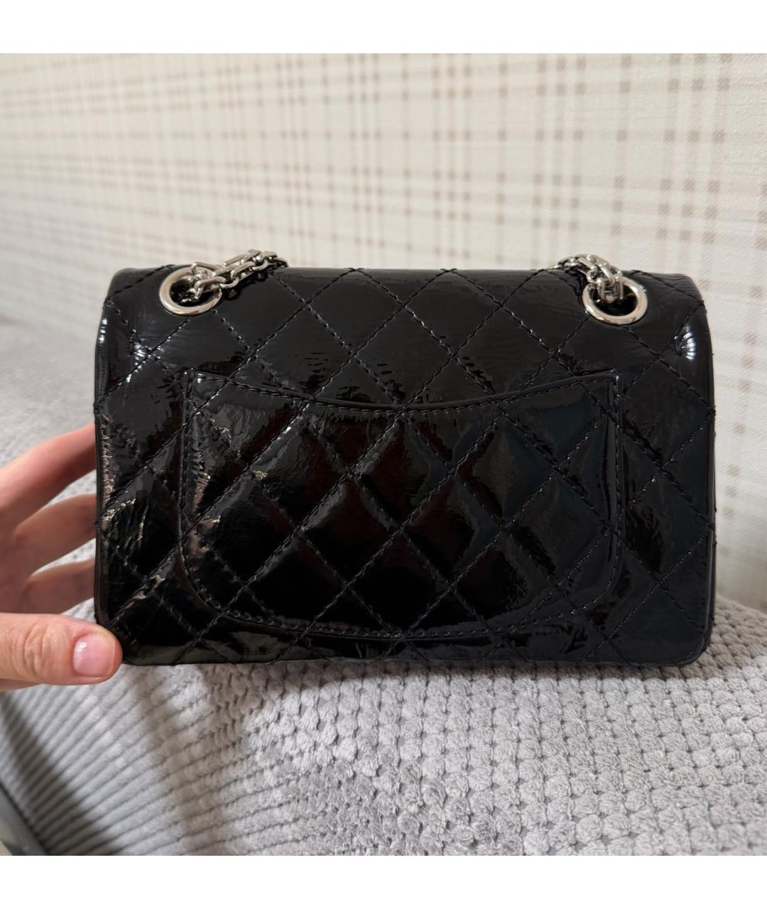CHANEL Черная сумка через плечо из лакированной кожи, фото 2