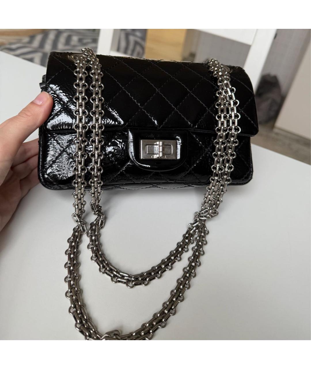 CHANEL Черная сумка через плечо из лакированной кожи, фото 6