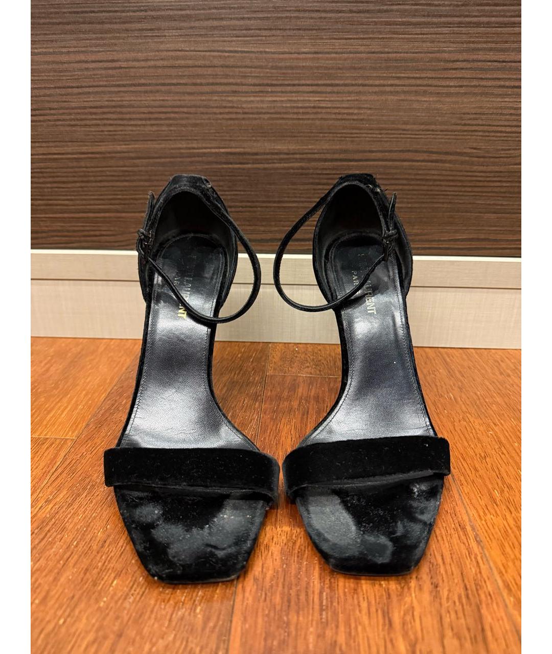 SAINT LAURENT Черные бархатные босоножки, фото 2