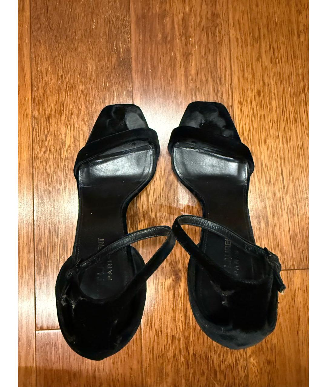 SAINT LAURENT Черные бархатные босоножки, фото 3