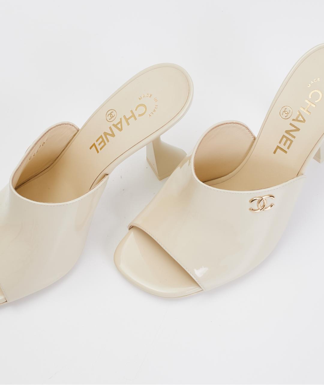 CHANEL Бежевые мюли из лакированной кожи, фото 5