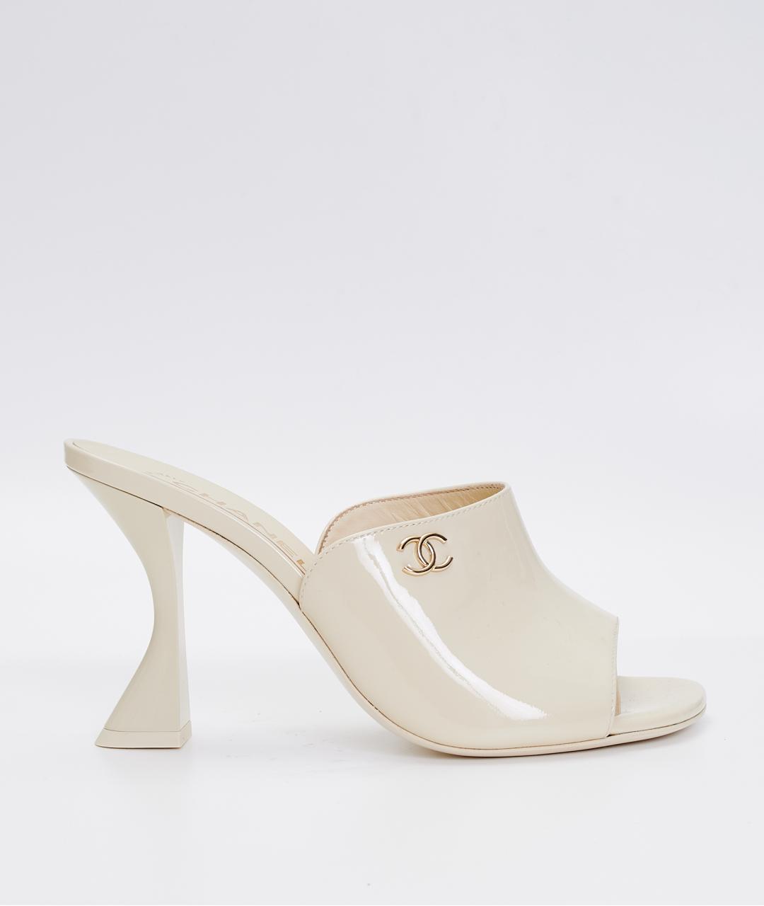 CHANEL Бежевые мюли из лакированной кожи, фото 9