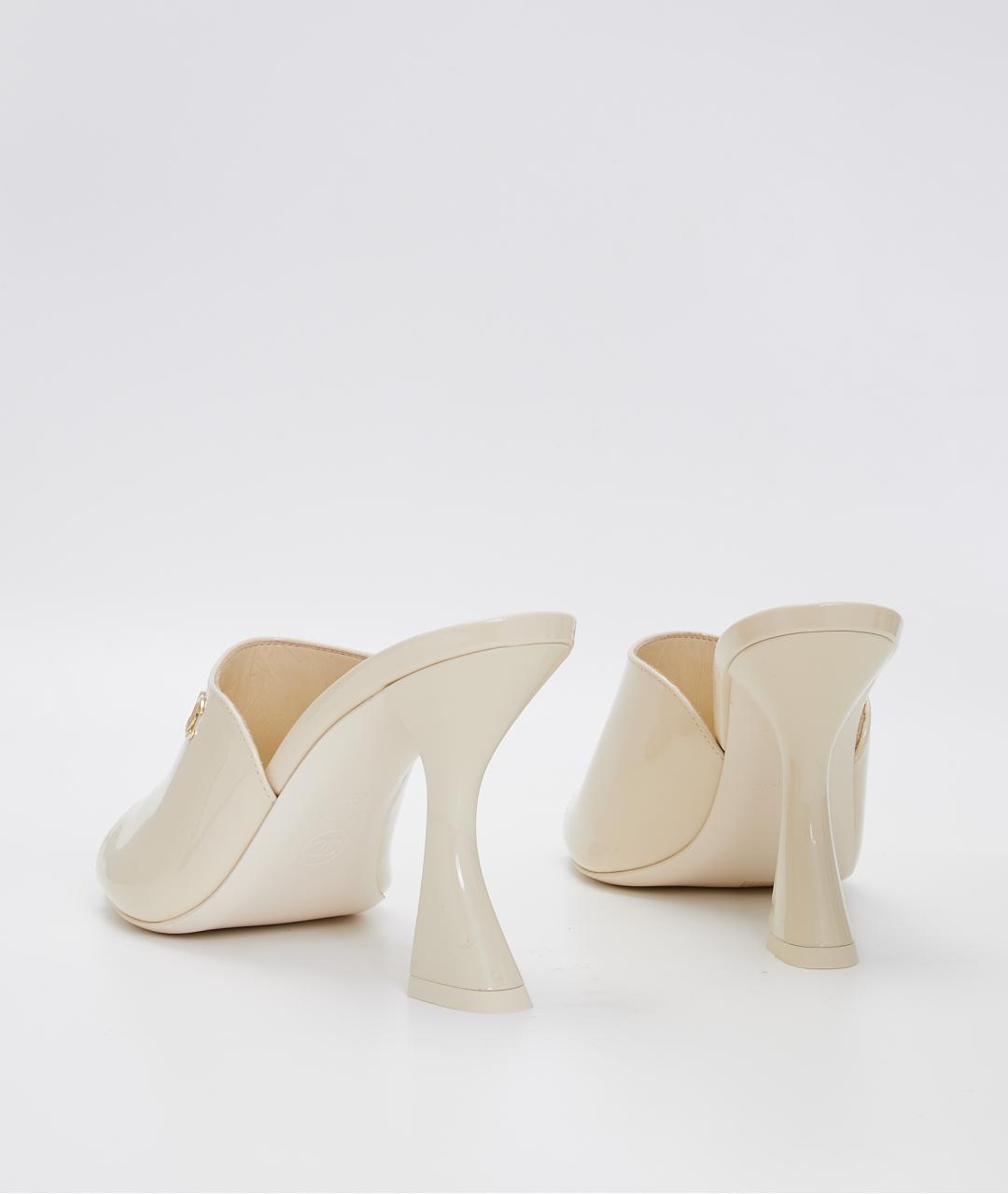 CHANEL Бежевые мюли из лакированной кожи, фото 4