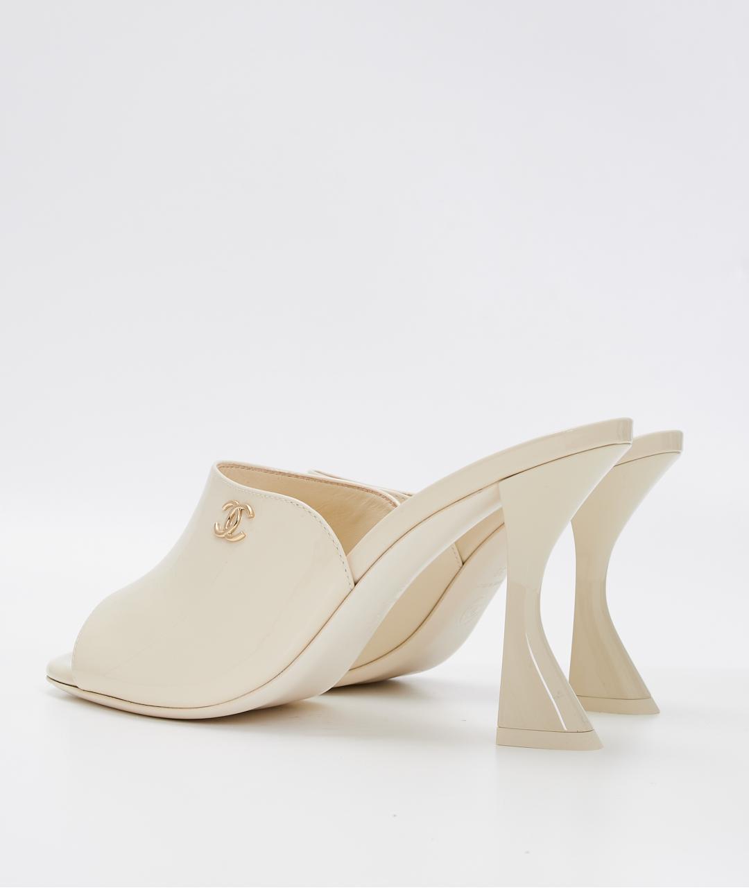 CHANEL Бежевые мюли из лакированной кожи, фото 3