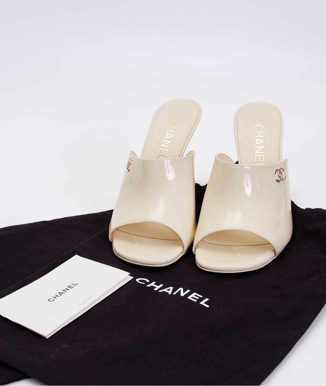 CHANEL Бежевые мюли из лакированной кожи, фото 8