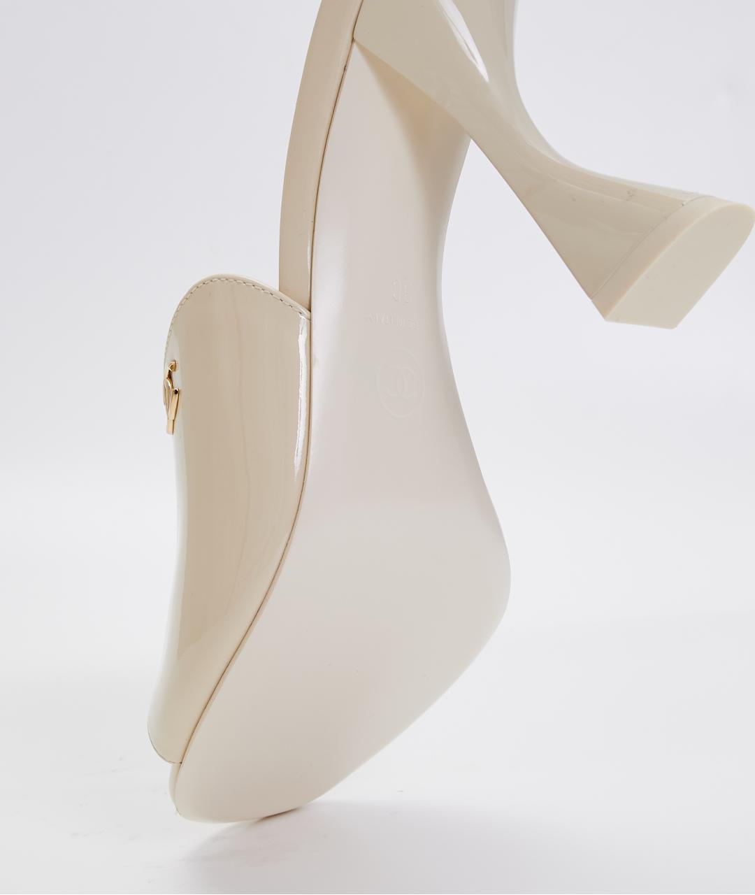 CHANEL Бежевые мюли из лакированной кожи, фото 7