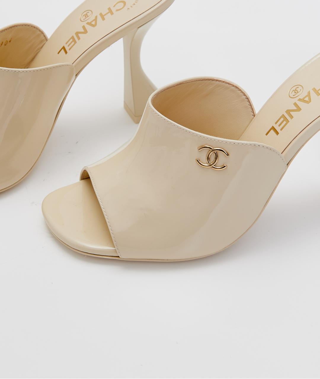 CHANEL Бежевые мюли из лакированной кожи, фото 6