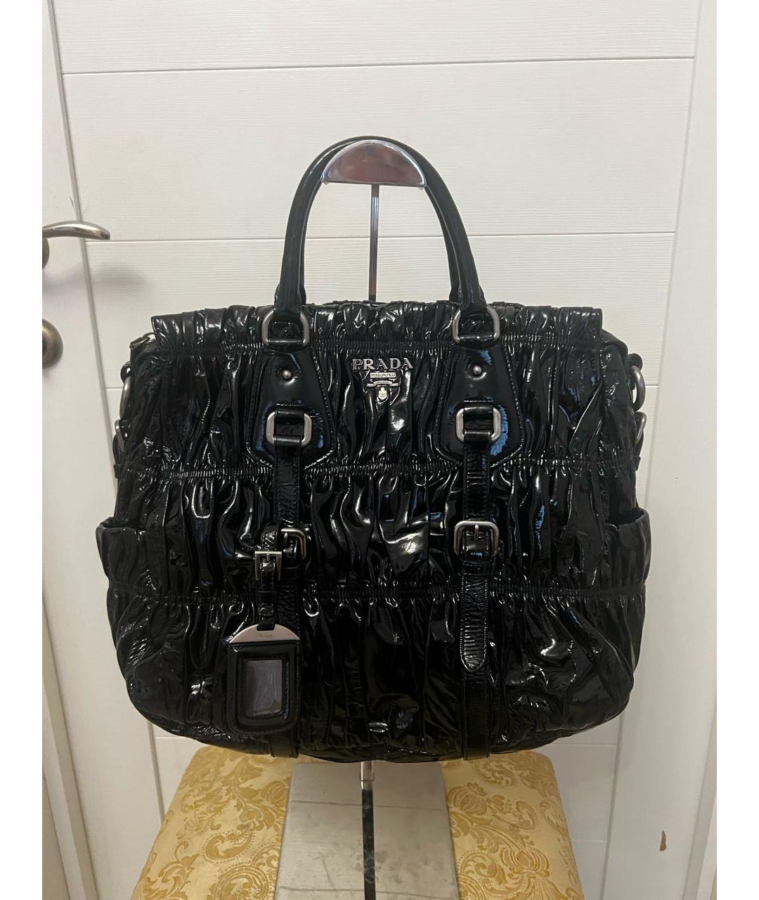 PRADA Черная сумка тоут из лакированной кожи, фото 9