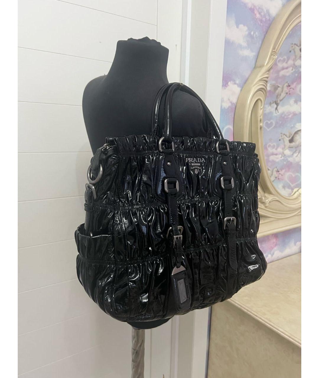 PRADA Черная сумка тоут из лакированной кожи, фото 2