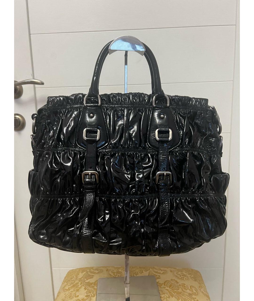 PRADA Черная сумка тоут из лакированной кожи, фото 3