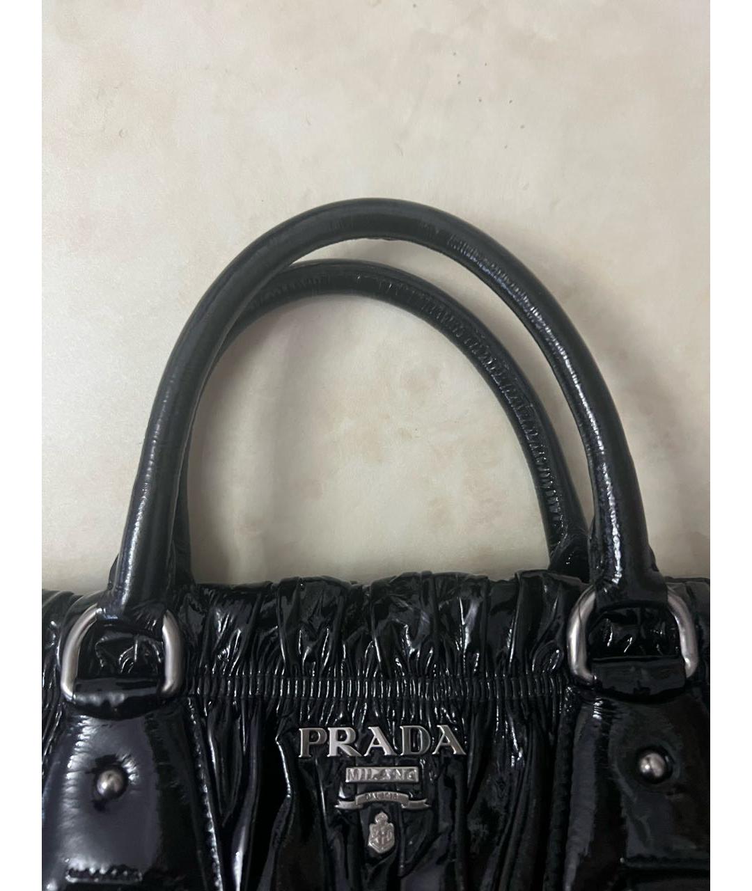 PRADA Черная сумка тоут из лакированной кожи, фото 7