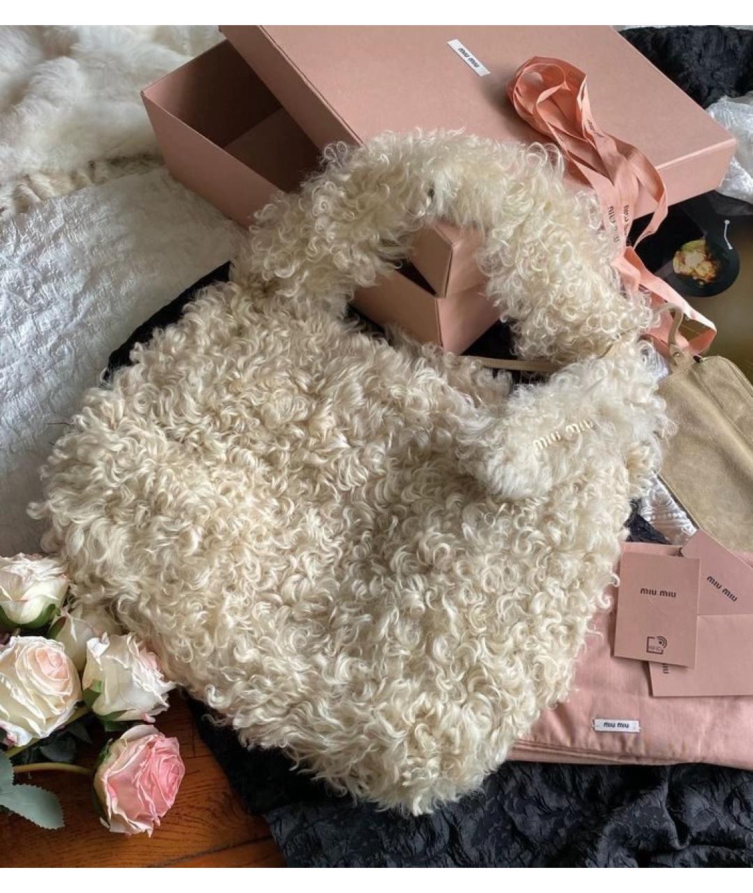 MIU MIU Бежевая меховая сумка с короткими ручками, фото 4