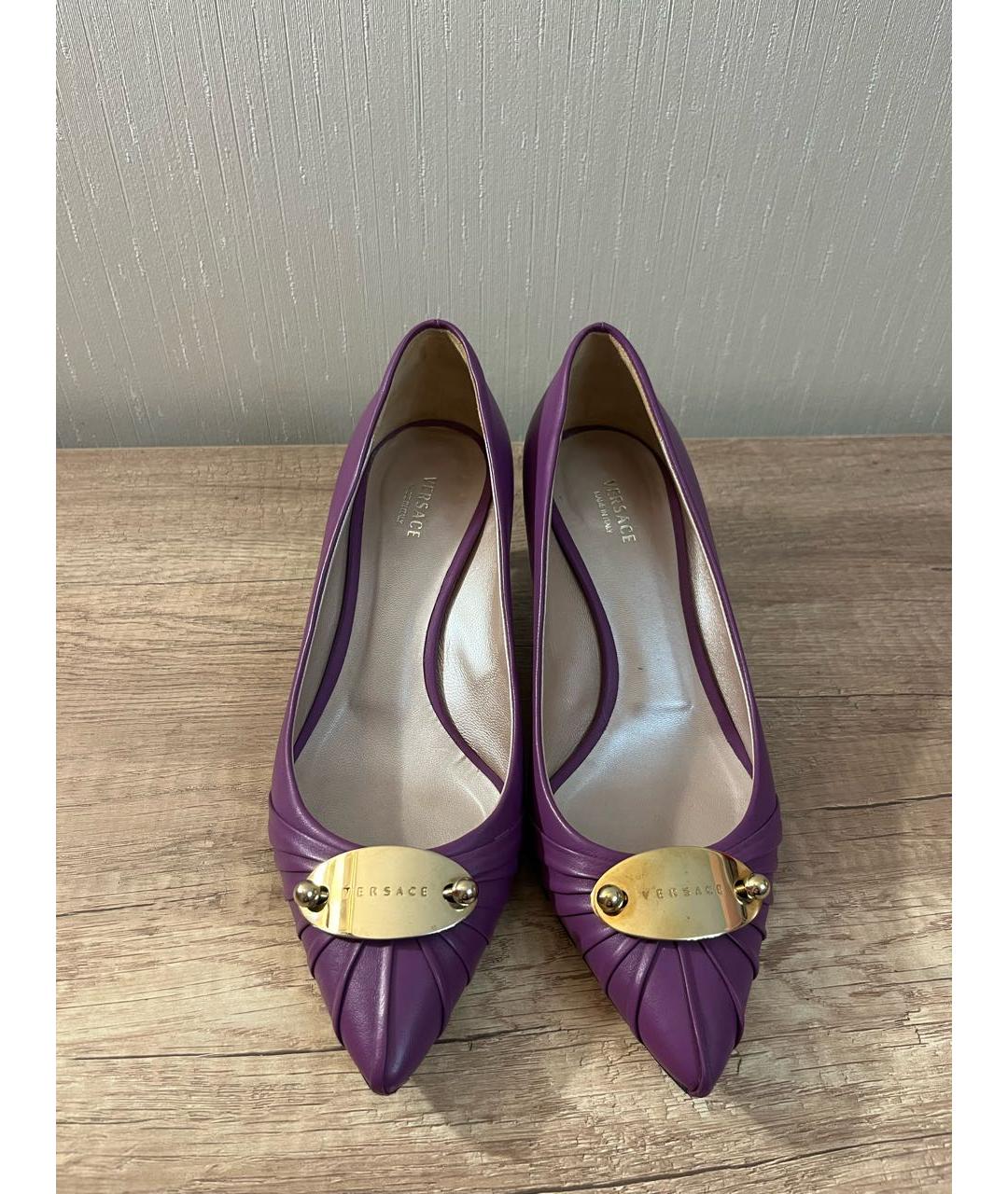 VERSACE Фиолетовые кожаные лодочки на низком каблуке, фото 2